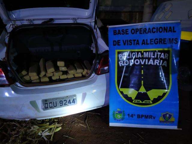 Traficante &quot;fura&quot; bloqueio e abandona ve&iacute;culo com 100 quilos de maconha 