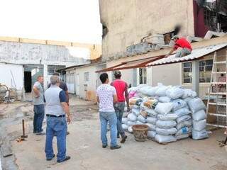 Nas casas e escritório, vizinhos do Paulistão, trabalho é de retirar objetos e telhas para demolição de parede. (Foto: Luciano Muta)