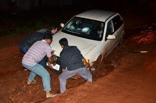 Motorista contou com ajuda de populares para retirar o veículo do local (Foto: Ivi Notícias)