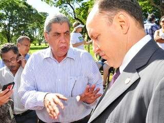 Governador André Puccinelli conversa com o deputado estadual Junior Mochi (Foto: Luciano Muta)