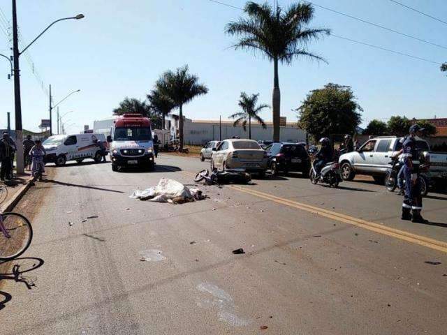 Funileiro morre em acidente envolvendo moto, carro e caminh&atilde;o