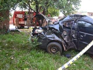 Condutora perdeu o controle do veículo e acabou atropelando mãe e dois filhos. Um deles morreu (Foto: Minamar Junior)