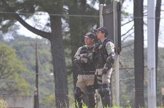 Policiais federais na entrada do autódromo. (Foto: Alcides Neto) 