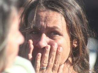 Mãe de Kauan acompanha buscas por corpo no Rio Anhanduí na manhã de hoje (22) (Foto: Marcos Ermínio)
