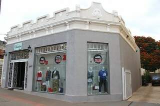 Na Calógeras, loja de roupa em prédio antigo, só os adesivos na vitrine estragam o visual.