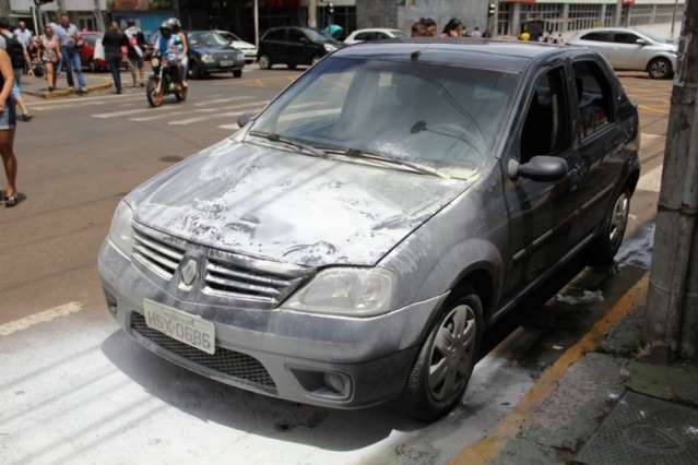 Carro com casal e dois filhos pega fogo e assusta fam&iacute;lia na 13 de Maio
