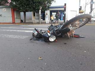 Motocicleta foi a primeira a ser atingida. (Foto: Ricardo Campos Júnior)