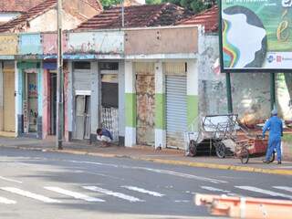 Antigos comércios sofrem com desgastes do tempo à espera de revitalização. (Foto: João Garrigó)
