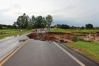 Cratera se formou em rodovia que liga ao município. (Foto: Jhony Lopes)