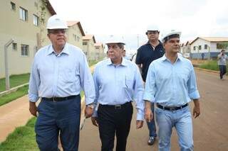 Governador visita residencial acompanhado de Marun e Nelson Trad. (Foto: Marcos Ermínio)