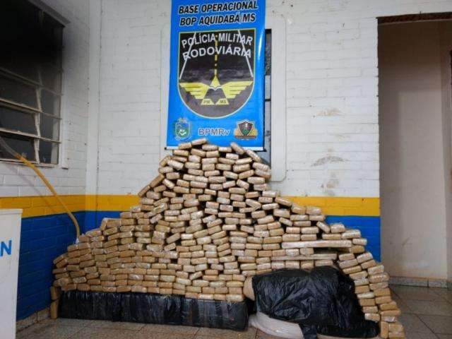 Ao ver viatura, traficante foge e abandona carro roubado com 403 kg droga