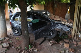 Segundo o Corpo de Bombeiros, motorista trafegava no sentido bairro - centro. (Foto: Fernando Antunes)