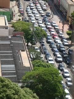 Acidente tumultuou ainda mais o trânsito do centro (Foto: Kaio Allex da Cunha Carvalho / Repórter News)