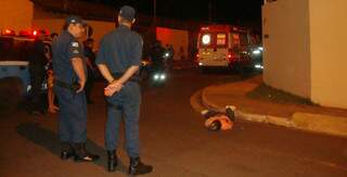 Policiais observam corpo de assaltante. (Foto: Marta Ferreira)