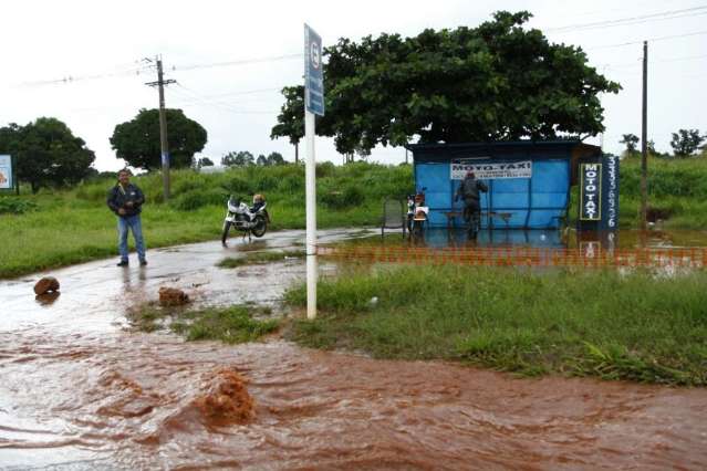 Chuva r&aacute;pida alaga avenida e causa transtornos em Campo Grande