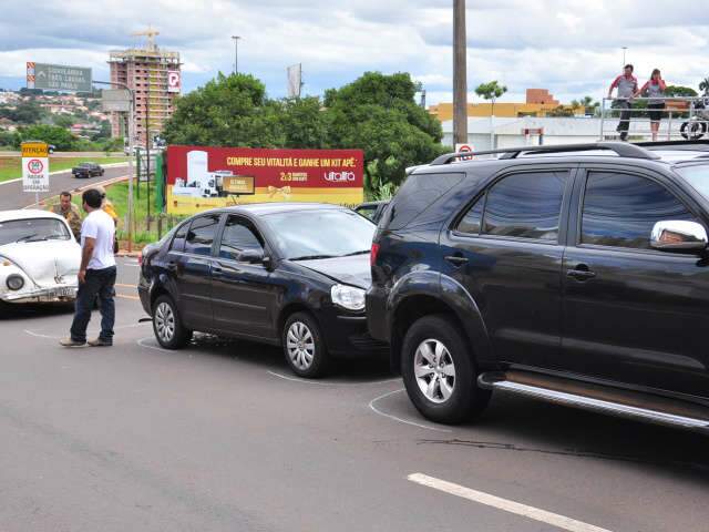  Para evitar bater de frente, motorista atinge carros parados na Av. Cear&aacute;