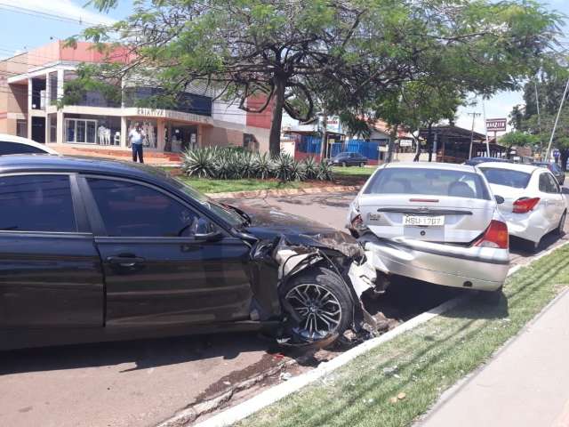 BMW bate em ve&iacute;culo parado e fica parcialmente destru&iacute;da