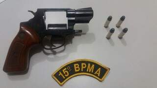 Idoso foi preso com um revolver e munições, ambos sem documentação (Foto: Divulgação/ PMA)