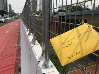 Cartas foram penduradas no viaduto da Avenida Afonso Pena com Ceará, em Campo Grande. (Foto: Thailla Torres)