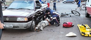 Idoso de bicicleta &eacute; atingido por carro no centro de Sidrol&acirc;ndia