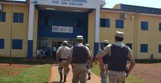 Policiais chegam ao presídio de Pedro Juan Caballero nesta quinta, onde condenado foi morto a golpes de faca (Foto: Léo Veras/Porã News)