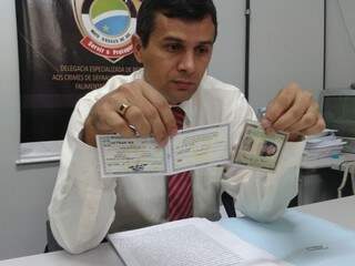 Delegado mostra documentos utilizados para fraudar prova prática no Detran (Foto: Bruno Chaves)