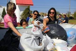 População deposita donativos na Cidade da Solidariedade (Foto: Marcos Ermínio)