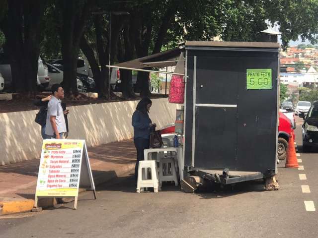 Da mesa com guarda-sol ao trailer, San faz sucesso com prato feito por R$5 