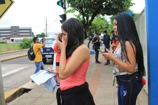 Jeniffer, com celular na mão, perdeu prova por falta de documentação no momento da prova (Foto: Marina Pacheco)
