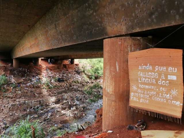 Prefeitura retira moradores de rua e constr&oacute;i muro debaixo de viaduto 