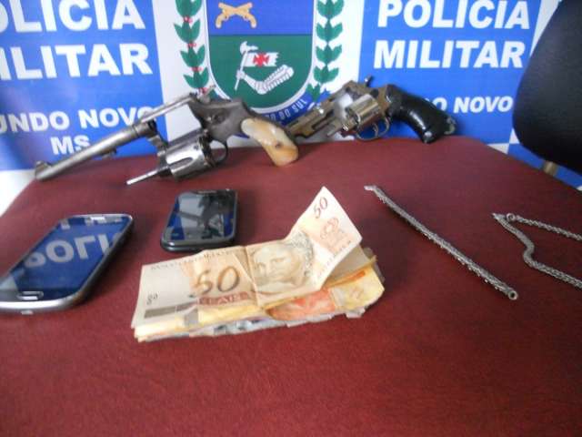 Ladr&otilde;es trancam fam&iacute;lia em c&ocirc;modo, roubam caminhonete e fogem com ref&eacute;m