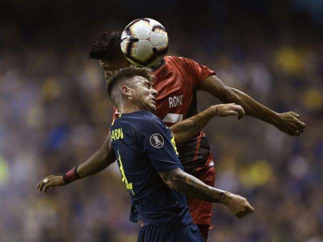 Athletico-PR sai na frente, mas Boca Junior vira e garante 2 a 1