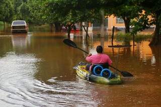 Ruas da cidade ficaram totalmente inundadas e moradores tiveram que dar um jeitinho para sair de casa. (Foto: Fernando Antunes)