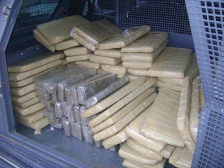 Pol&iacute;cia desconfia de condutores, monta barreira e apreende 319 Kg de maconha