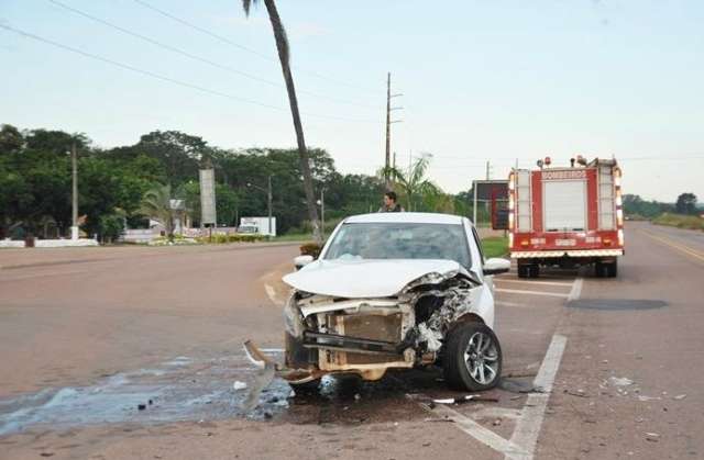 Carro fica parcialmente destru&iacute;do depois de colidir com carreta na BR-163