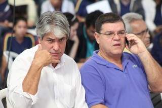Alex  (à esquerda) pede que liguem para ele depois e Paulo Pedra (à direita) fala normalmente ao celular durante a sessão (Foto: Marcos Ermínio)