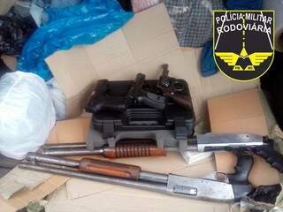 Além de 126 tabletes de maconha, armas e munições foram encontradas no veículo (Foto: divulgação PRE)