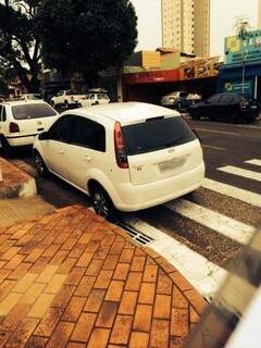 O automóvel ficou estacionado durante aproximadamente duas horas, segundo denunciante. (Foto:Repórter News)