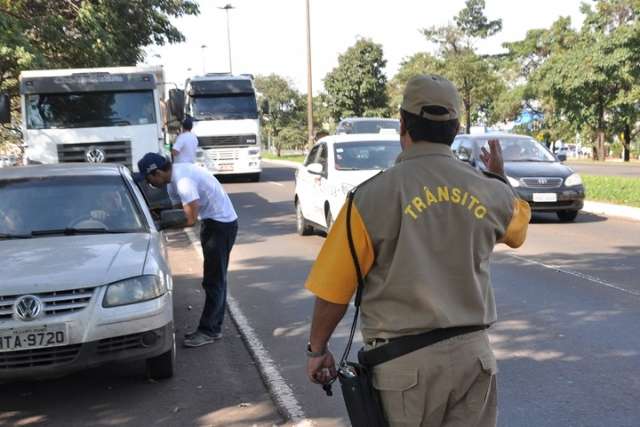 Agentes de tr&acirc;nsito flagram 30 condutores falando ao celular a cada 1 hora