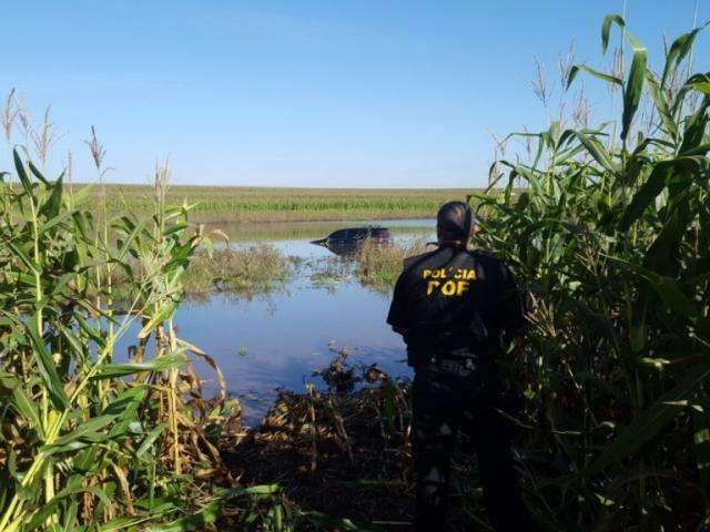 Caminhonete de luxo &eacute; &ldquo;engolida&rdquo; por a&ccedil;ude em fuga de arrastador
