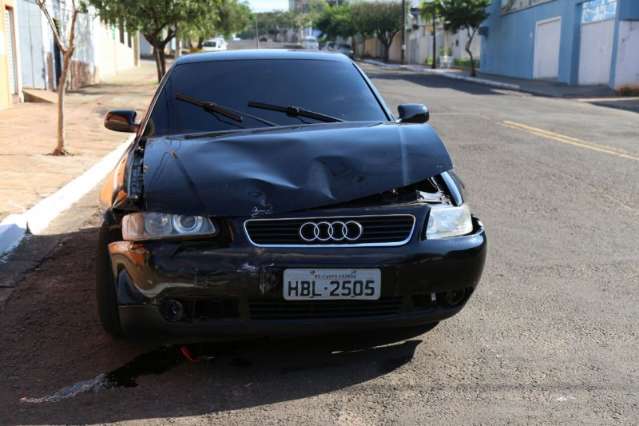 Carro capota ao ser atingido por Audi, motorista foge, mas acaba detido
