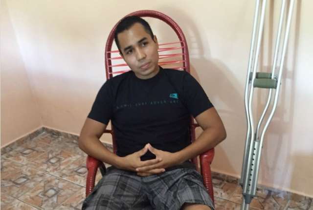 Para evitar fila do SUS, jovem faz empr&eacute;stimo para desentortar perna