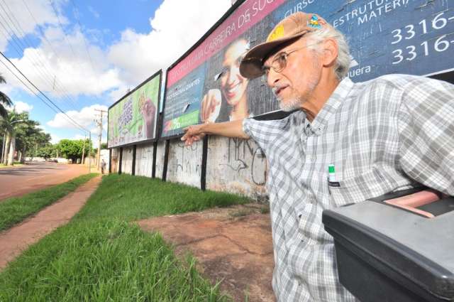 Mato alto, entulho e cal&ccedil;adas quebradas atrapalham passagem de pedestres 
