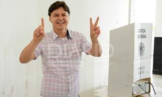 Paulo Duarte votou nesta manhã (2) e alegou estar otimista. (Foto: Anderson Gallo/ Diário Corumbaense)