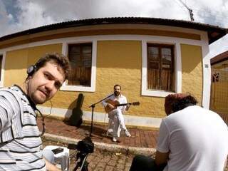 Gravação realizada com músico Chicão Castro na Vila dos Ferroviários. (Foto: Andy Reinheimer)