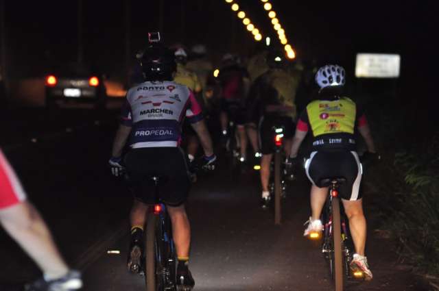 Sob risco de assalto, ciclistas se aventuram em rodovia &agrave;s escuras