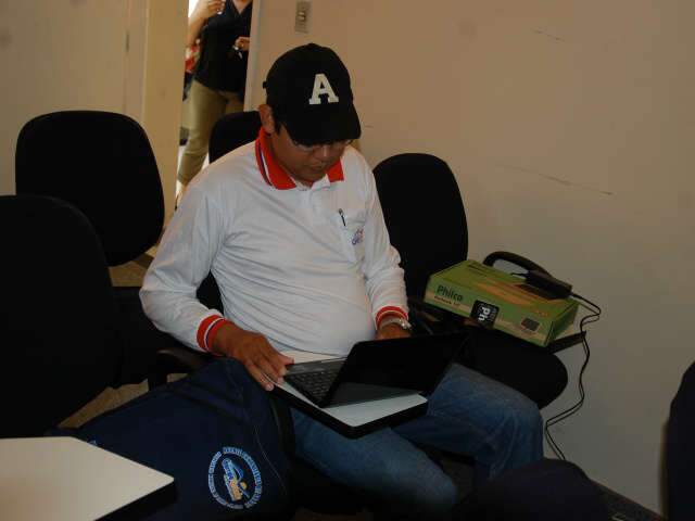  Agentes de sa&uacute;de trocam mochilas pesadas por computadores port&aacute;teis