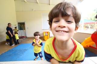 À frente, Benício e ao fundo, Lorenzo. Gêmeos de 4 anos. (Foto: André Bittar)