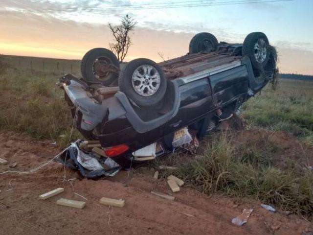 PRE apreende 1,1 tonelada de maconha ap&oacute;s persegui&ccedil;&atilde;o e capotagem