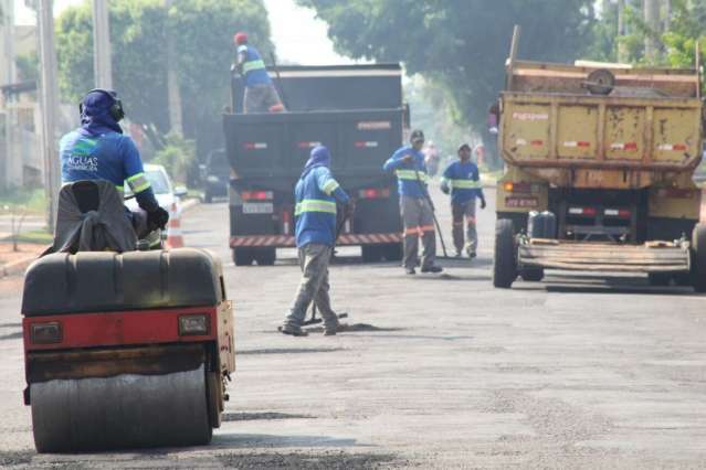 Empres&aacute;rio festeja com fogos opera&ccedil;&atilde;o tapa buracos ap&oacute;s 6 meses